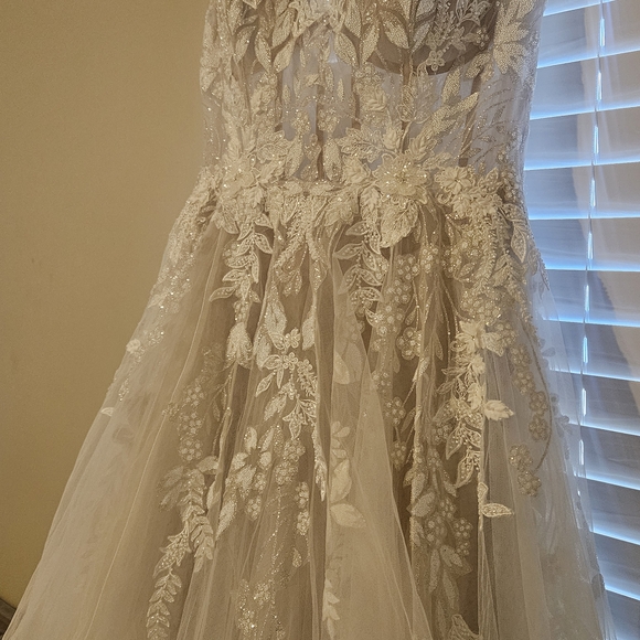 Elegant White Floral Lace Gown - Picture 3 of 12